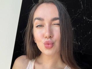 AraiaSheri Webcam Porno Live - Photo 9/21