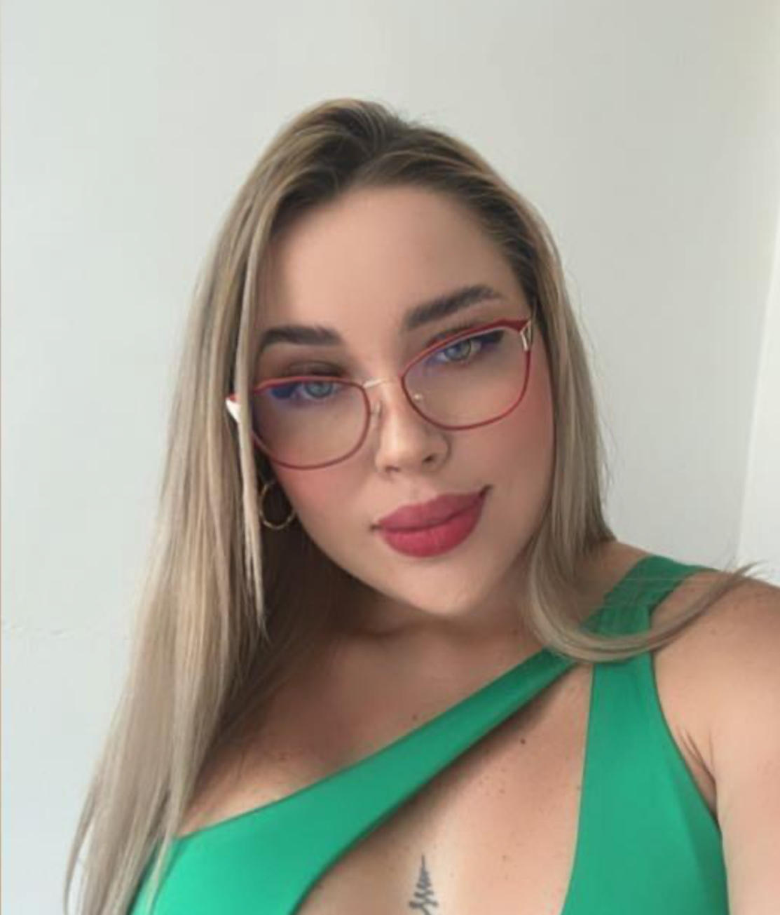 webcam model MiaBlondeHot from XloveCam webcam model MiaBlondeHot from XloveCam