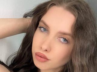 ElaraMoon live cam model at XLoveCam