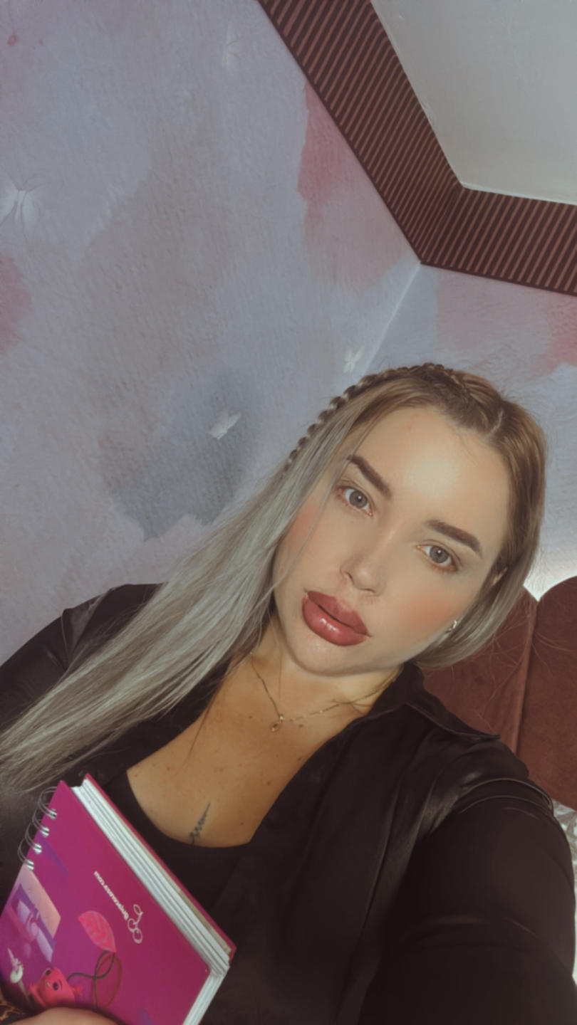 webcam model MiaBlondeHot from XloveCam webcam model MiaBlondeHot from XloveCam