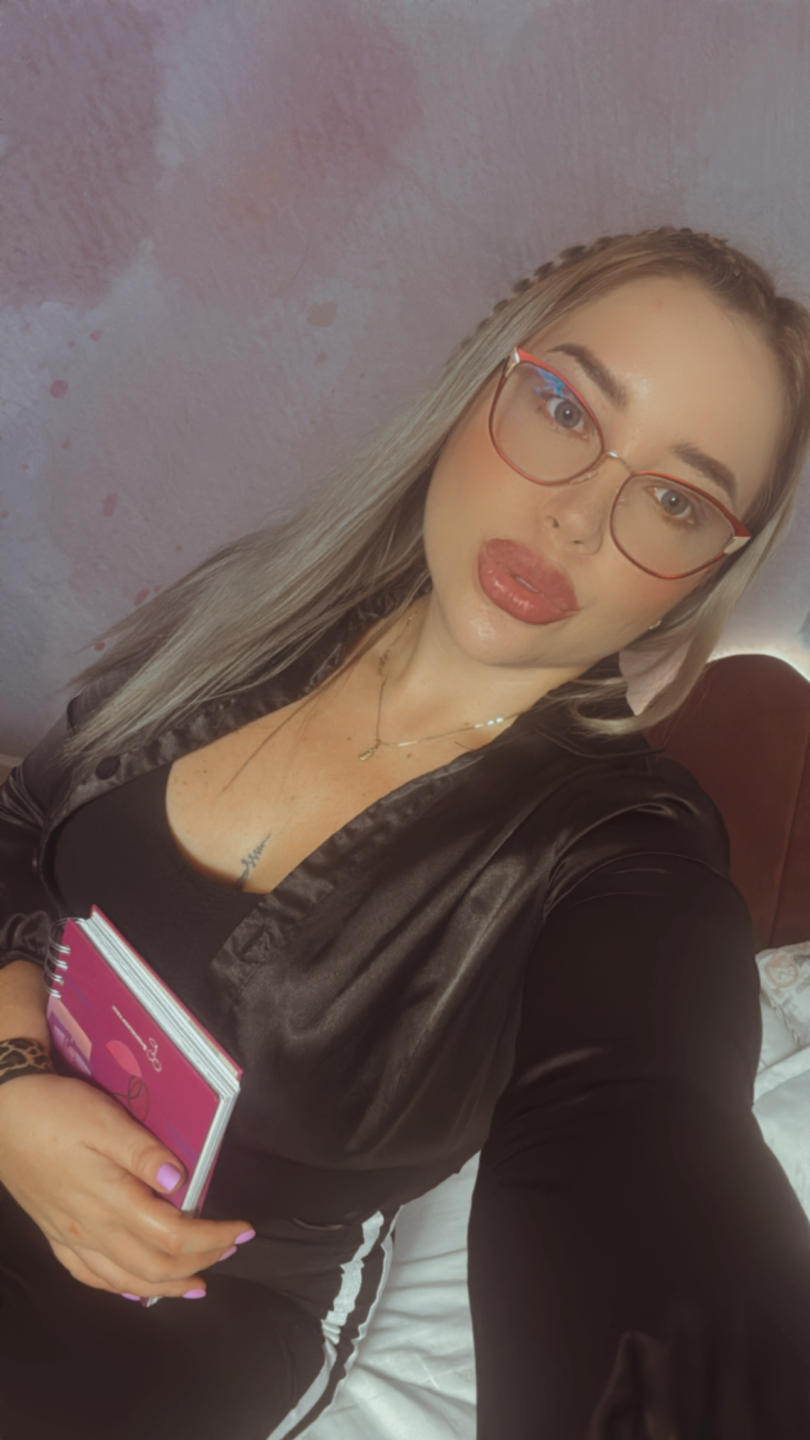 webcam model MiaBlondeHot from XloveCam webcam model MiaBlondeHot from XloveCam