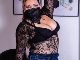SalmaAzaman Blowjob XXX Cams - Photo 9/21