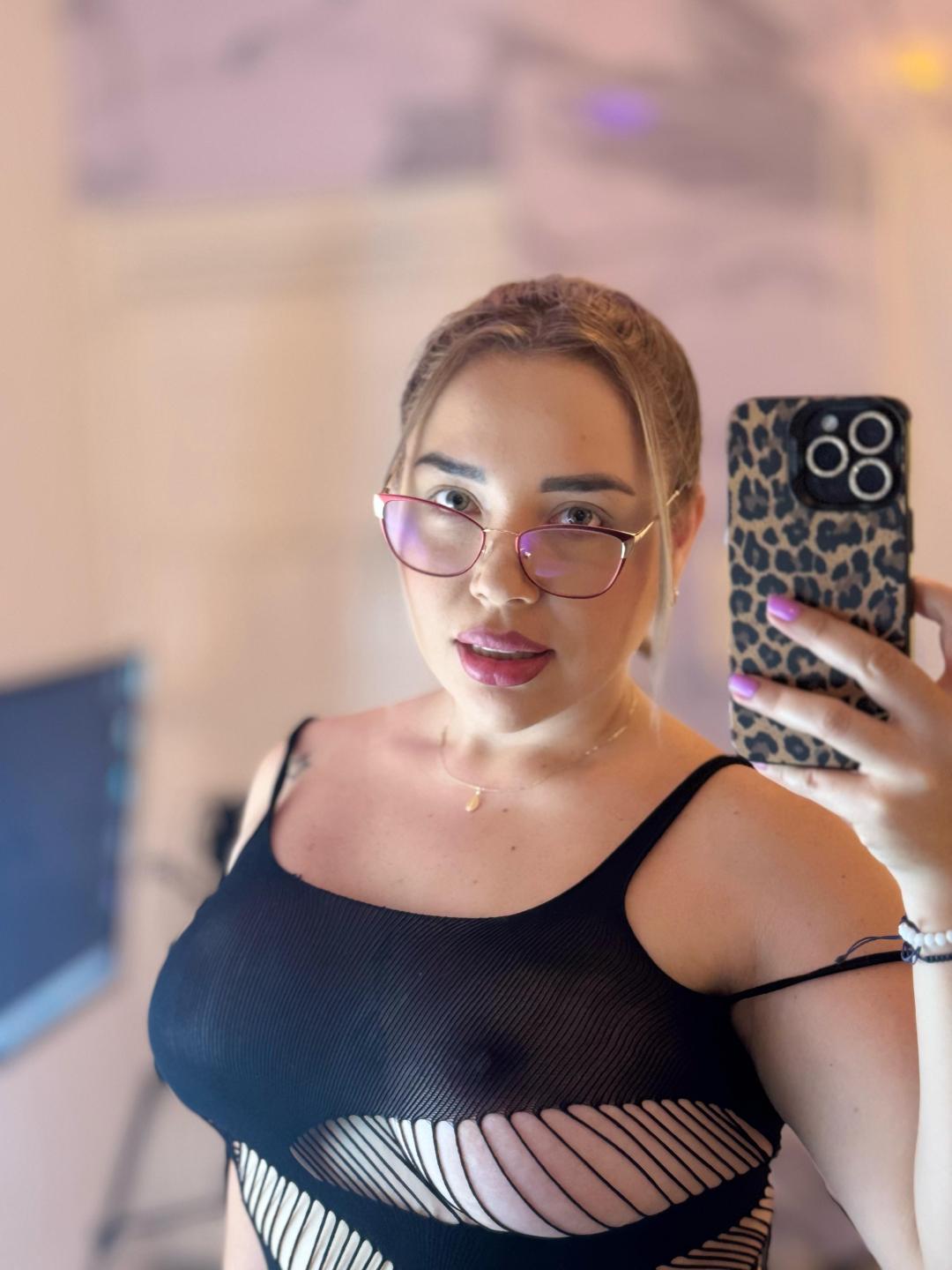 webcam model MiaBlondeHot from XloveCam webcam model MiaBlondeHot from XloveCam