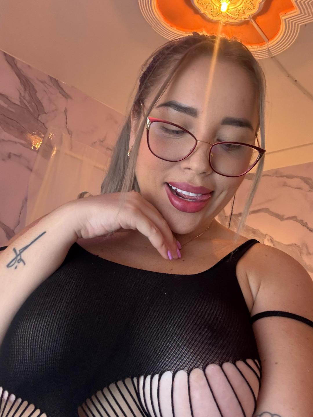 webcam model MiaBlondeHot from XloveCam webcam model MiaBlondeHot from XloveCam