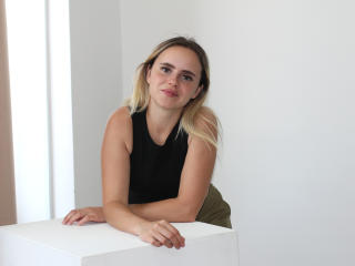 MilanaBloom live cam model at XLoveCam