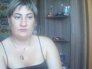 LucyWow live cam model at XLoveCam