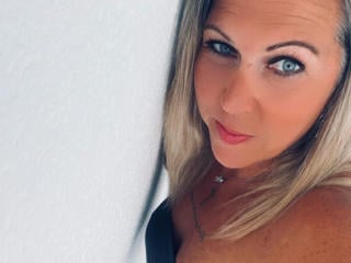 Watch  AurelieNoir-hot live on XLoveCam