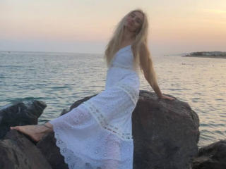 SabrinaSharm Blowjob XXX Cams - Photo 8/9