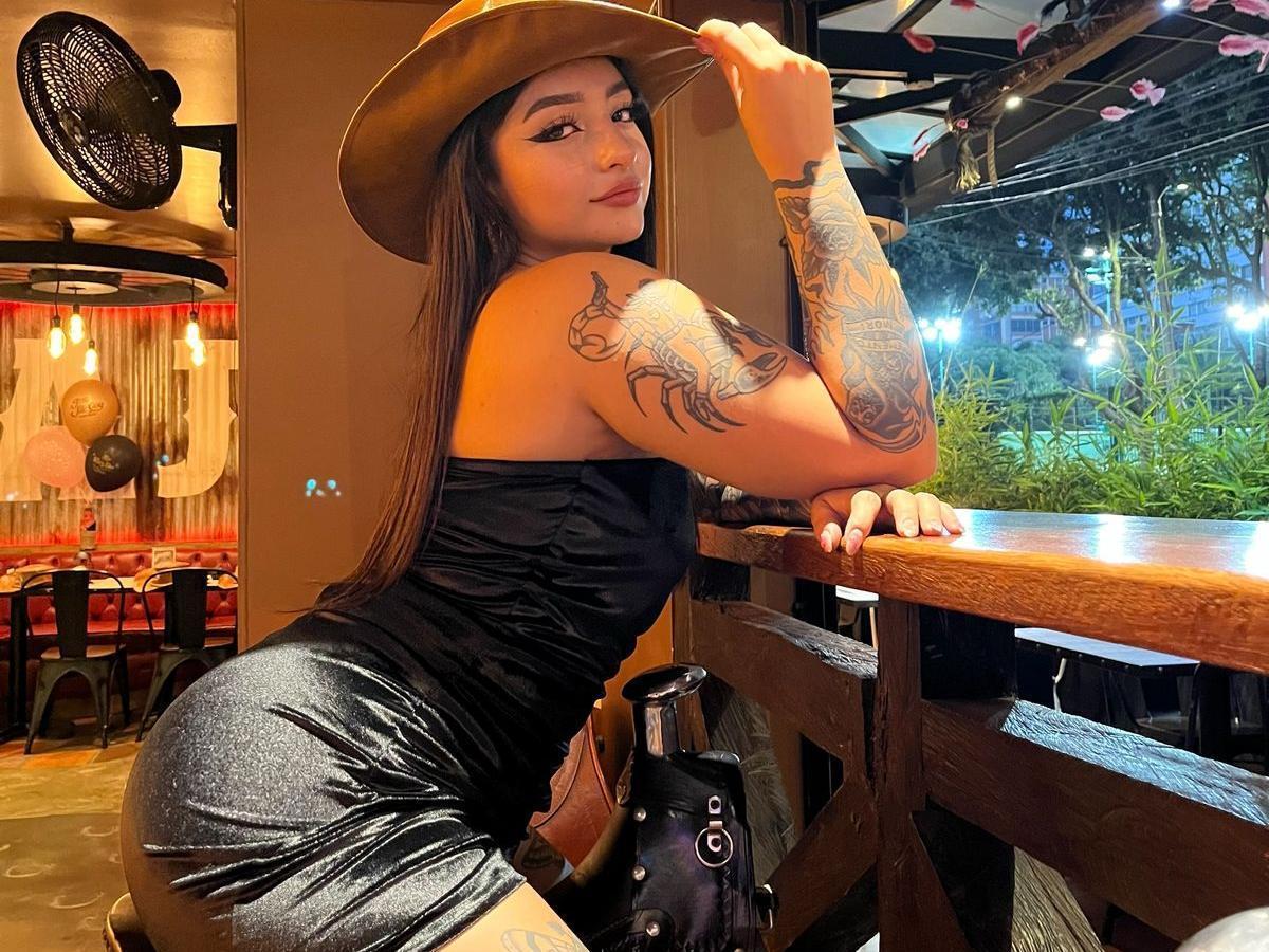 webcam model ScarletFeline from XloveCam webcam model ScarletFeline from XloveCam