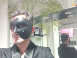 Watch KevinLatrique live on cam on XLoveCam