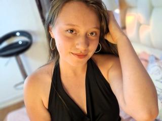 LilouMoretti live cam model at XLoveCam