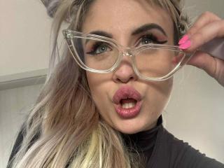 LolaLove-hot live cam model at XLoveCam