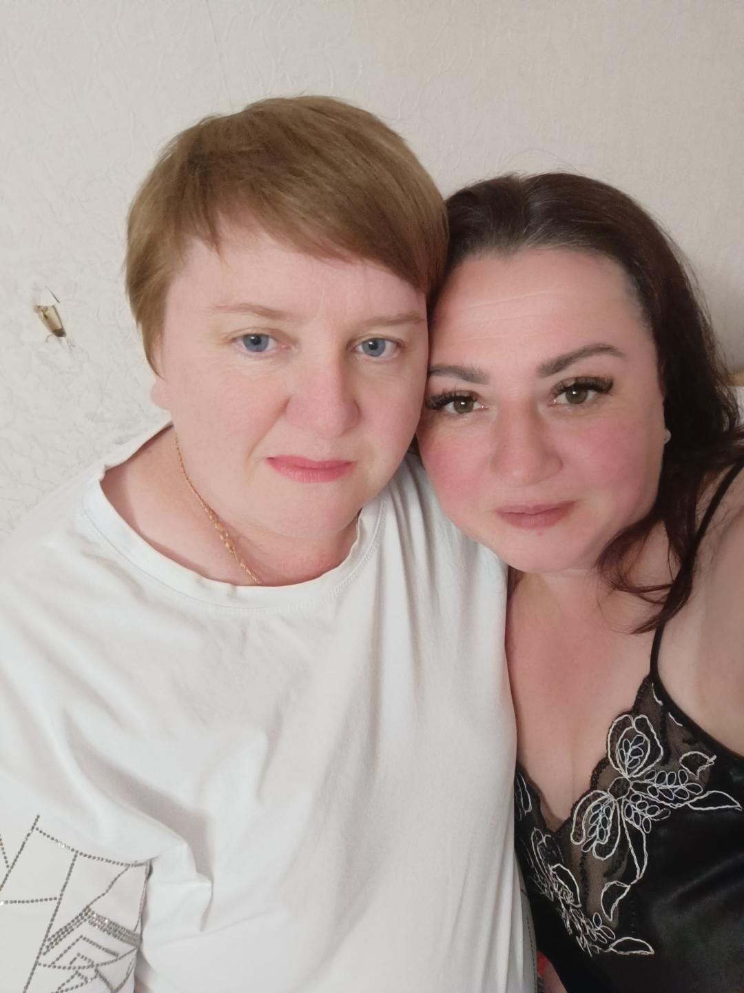 HotMollyNJane69 from XLoveCam