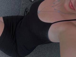 RoyalBlondie-hot live cam model at XLoveCam