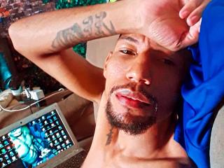Live Chat with WellJhon on XLoveCam