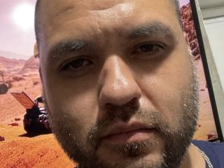 Live Chat with EhdgherMrLA on XLoveCam
