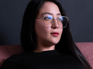 Live Chat with LeahMuniz on XLoveCam