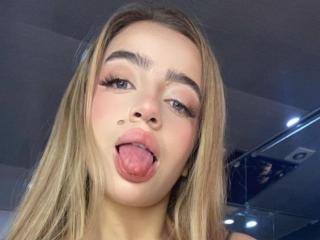 Watch ZhaaviaMoon live on cam on XLoveCam