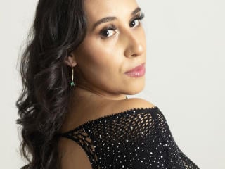 BellaBrownX live cam model at XLoveCam