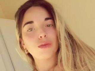 AlmenRubia live cam model at XLoveCam