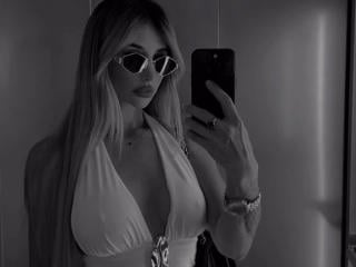 Photo of PlayfullBella-hot