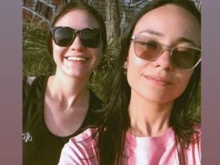 EmillyAndJade Boobs Liveshow - Photo 9/16