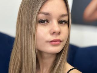 MidnightAura live cam model at XLoveCam