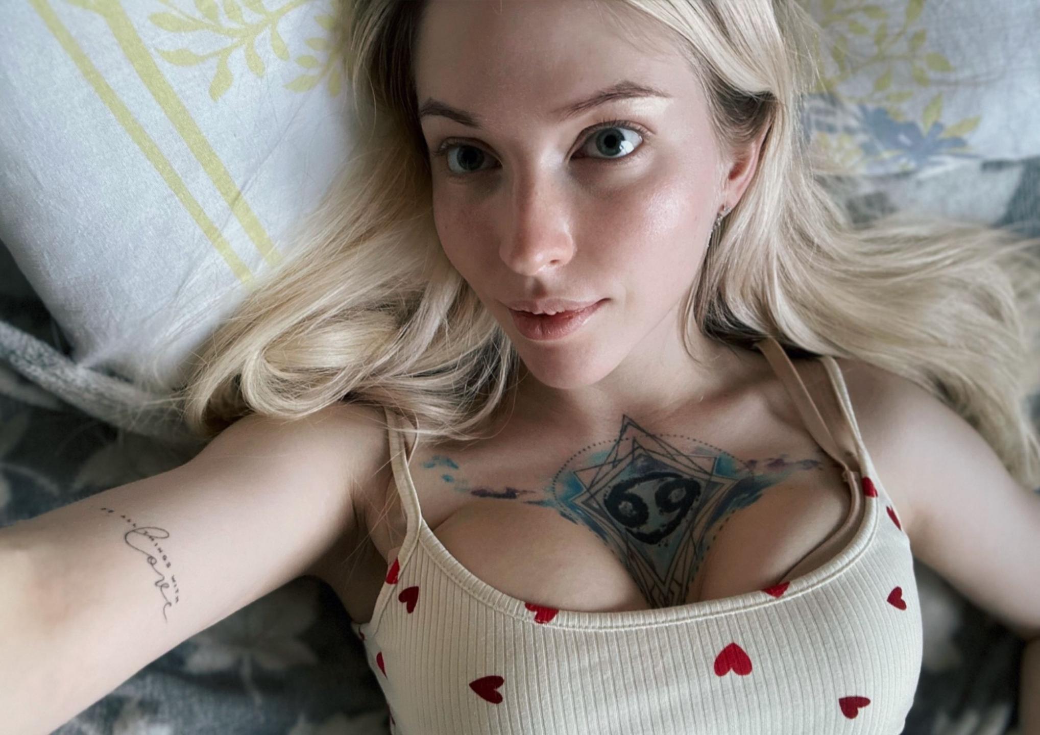 webcam model StellaMoor from XloveCam webcam model StellaMoor from XloveCam