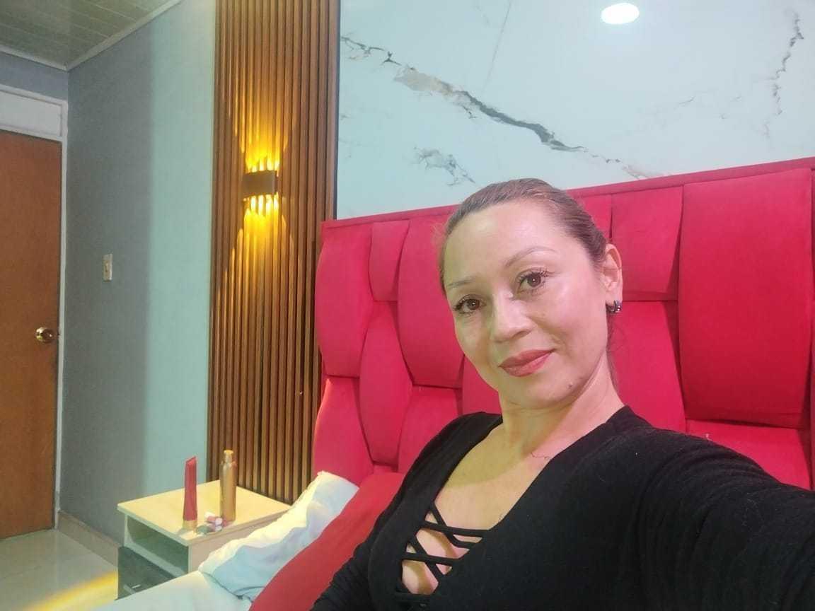 webcam model VickyBlaze from XloveCam webcam model VickyBlaze from XloveCam