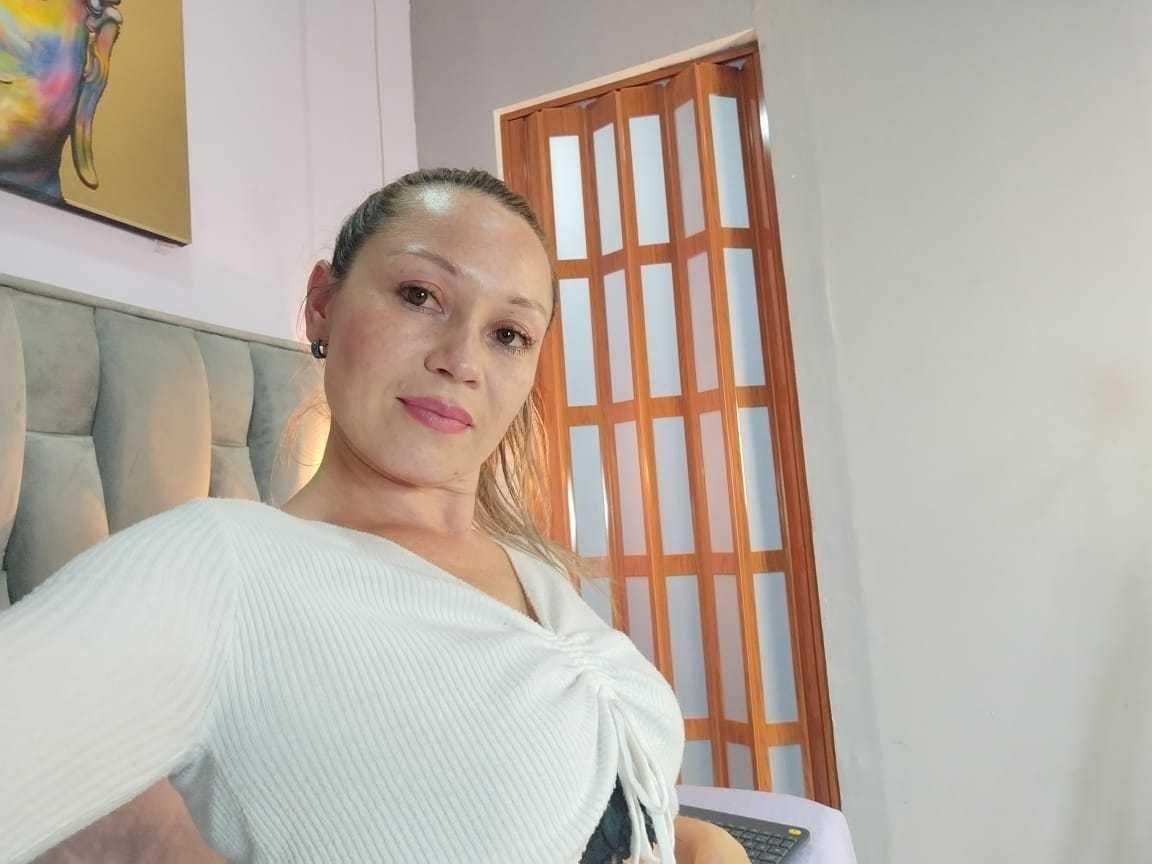 webcam model VickyBlaze from XloveCam webcam model VickyBlaze from XloveCam