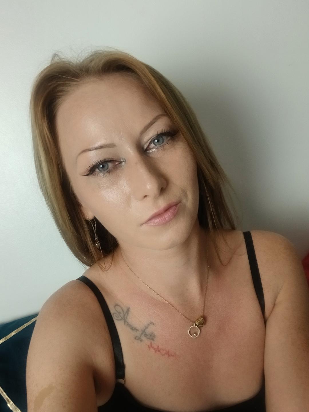 webcam model Aleina from XloveCam webcam model Aleina from XloveCam