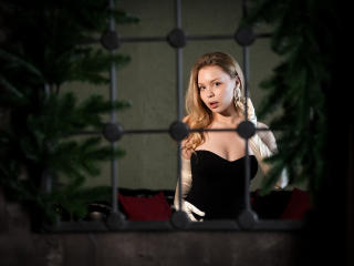 DellaLovely Image Gallery