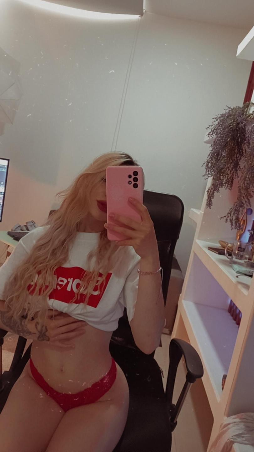 webcam model AlinaLee from XloveCam webcam model AlinaLee from XloveCam