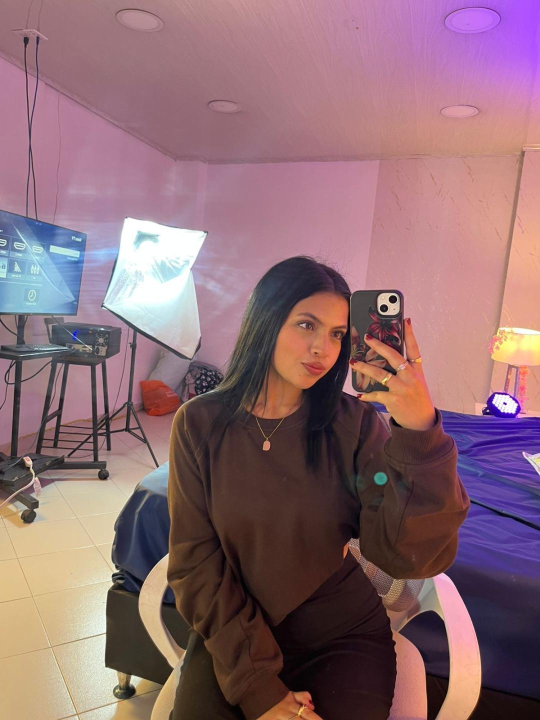 webcam model NyraVanel from XloveCam webcam model NyraVanel from XloveCam