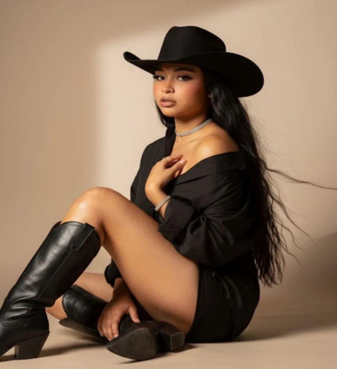 webcam model ChloeeFoxySs from XloveCam webcam model ChloeeFoxySs from XloveCam