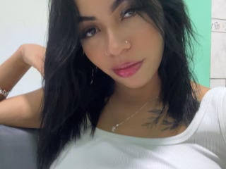 Watch  FelinaRara live on XLoveCam