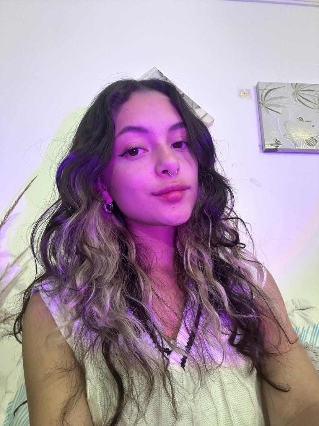 webcam model AlmaPonnce from XloveCam webcam model AlmaPonnce from XloveCam