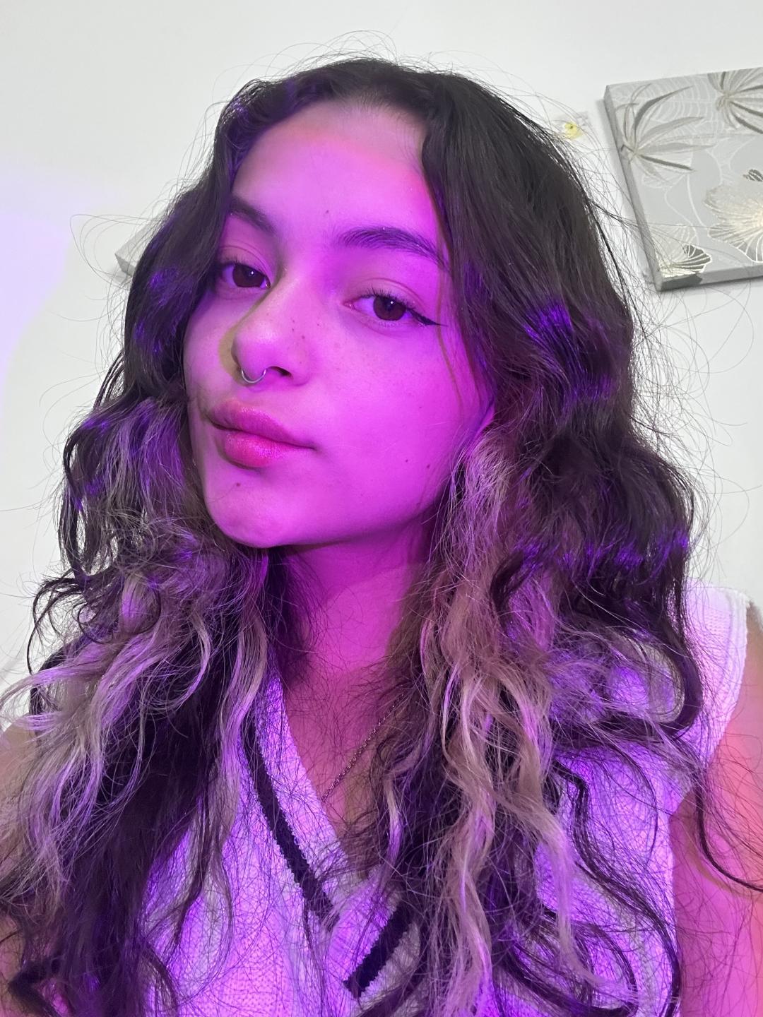 webcam model AlmaPonnce from XloveCam webcam model AlmaPonnce from XloveCam