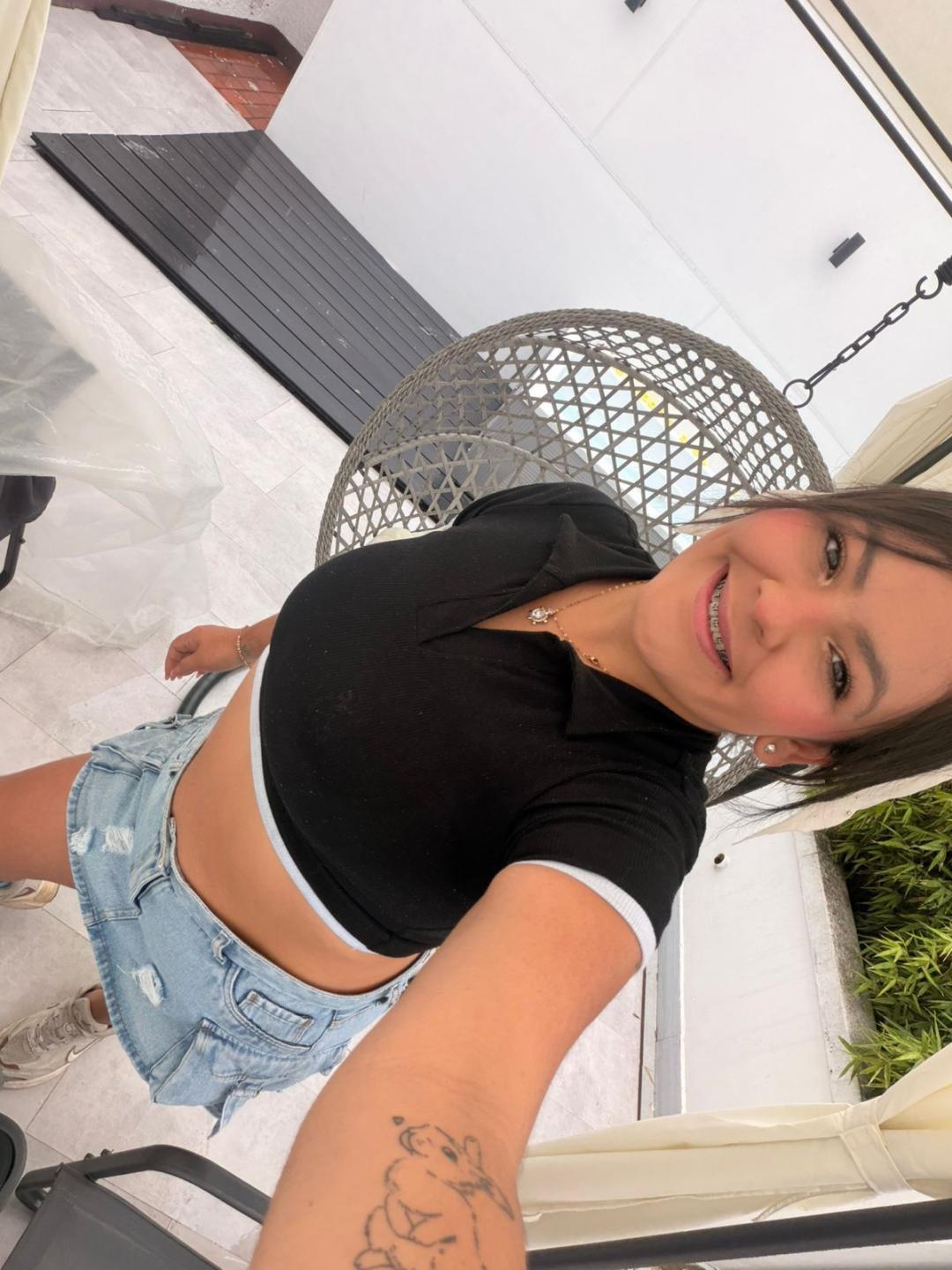 webcam model ScarlettOxford from XloveCam webcam model ScarlettOxford from XloveCam