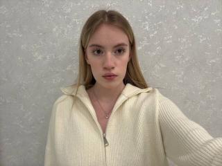 Watch  CelsaHoeger live on XLoveCam