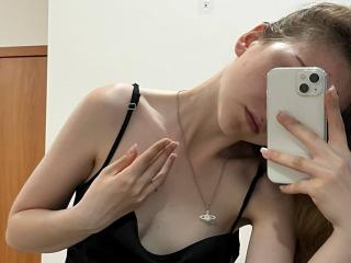 DeeannMilloy - Live sex cams model
