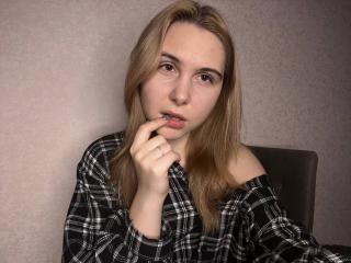 DeeannMilloy - Live sex cams model