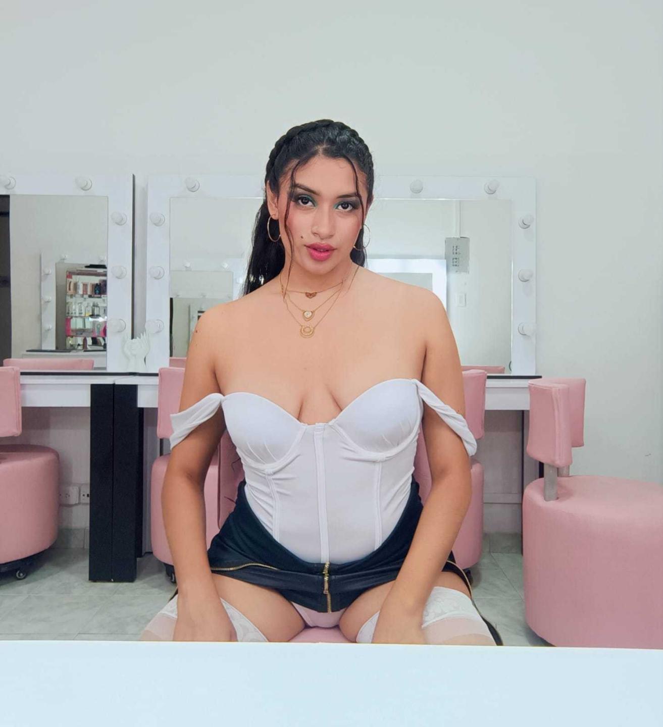 webcam model AdalinaVera from XloveCam webcam model AdalinaVera from XloveCam