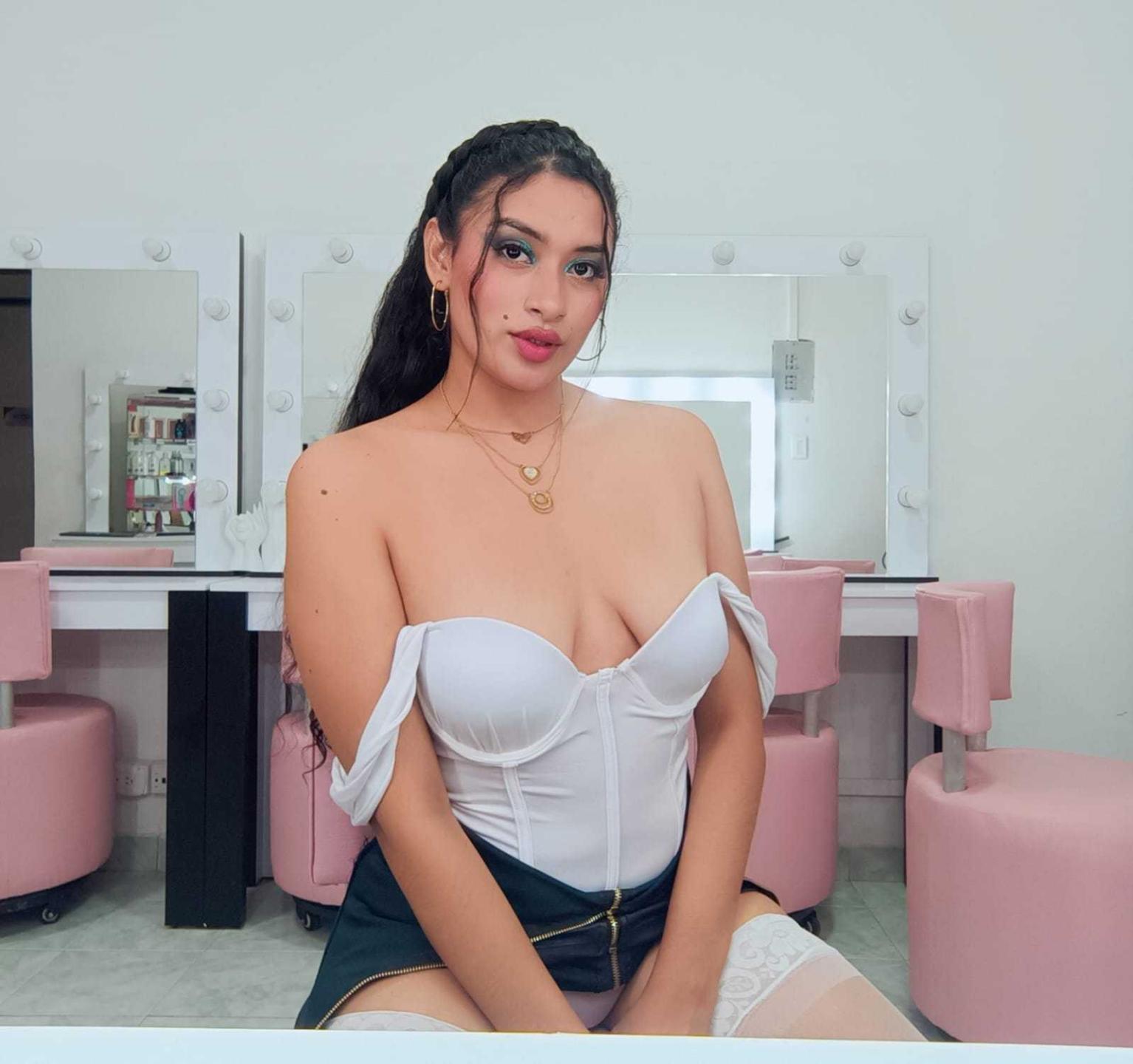 webcam model AdalinaVera from XloveCam webcam model AdalinaVera from XloveCam