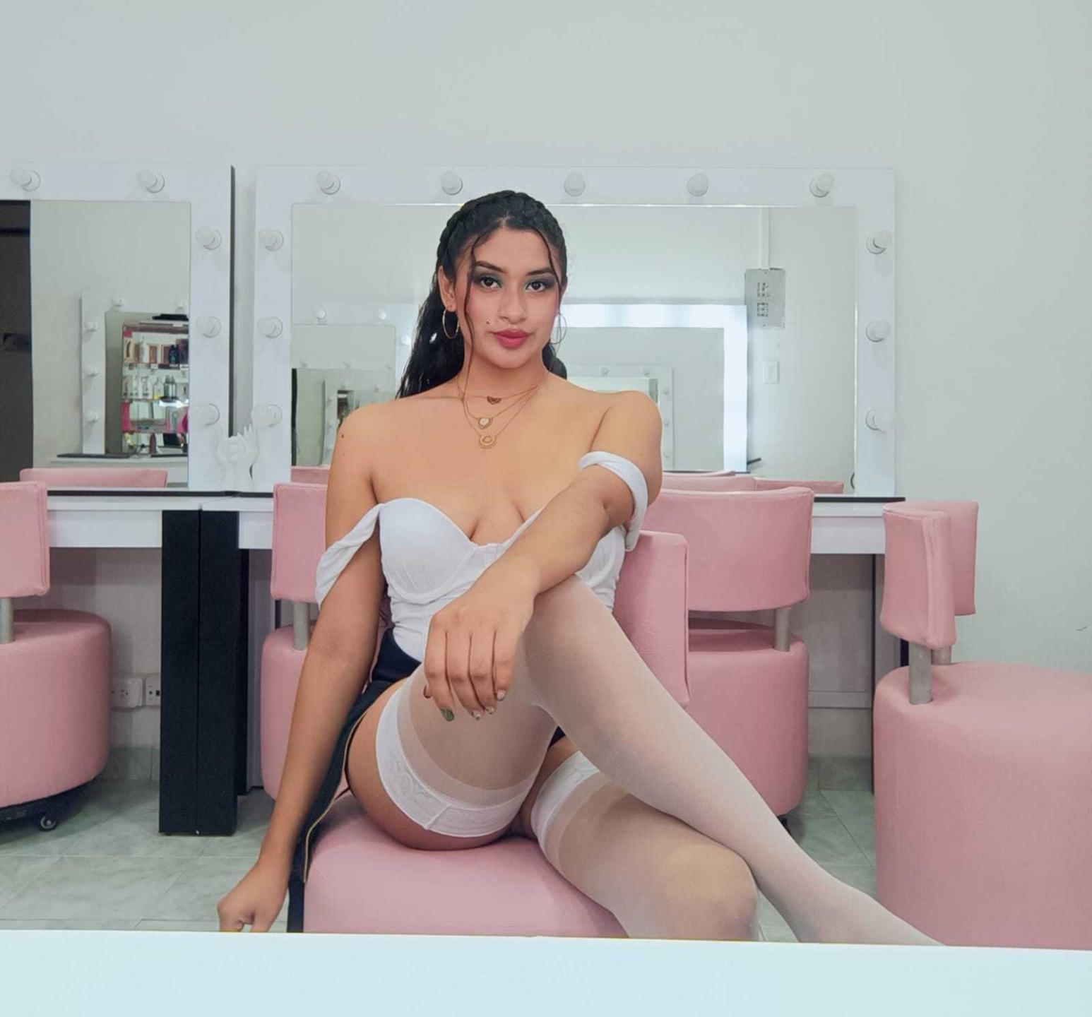 webcam model AdalinaVera from XloveCam webcam model AdalinaVera from XloveCam