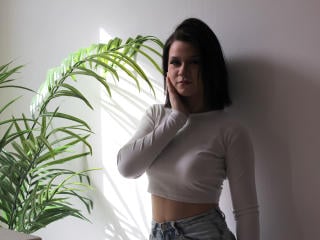 SaraJerome - XLoveCam cam model profile and statistics