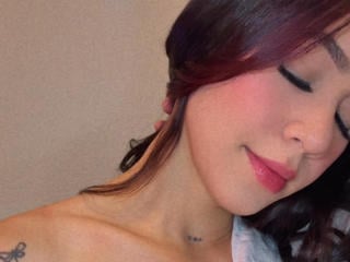 Watch  Yuliannyw live on XLoveCam