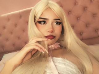 Watch  Ilenahea live on XLoveCam