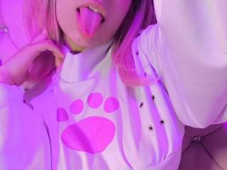 Watch KiraBerry Live on XLoveCam