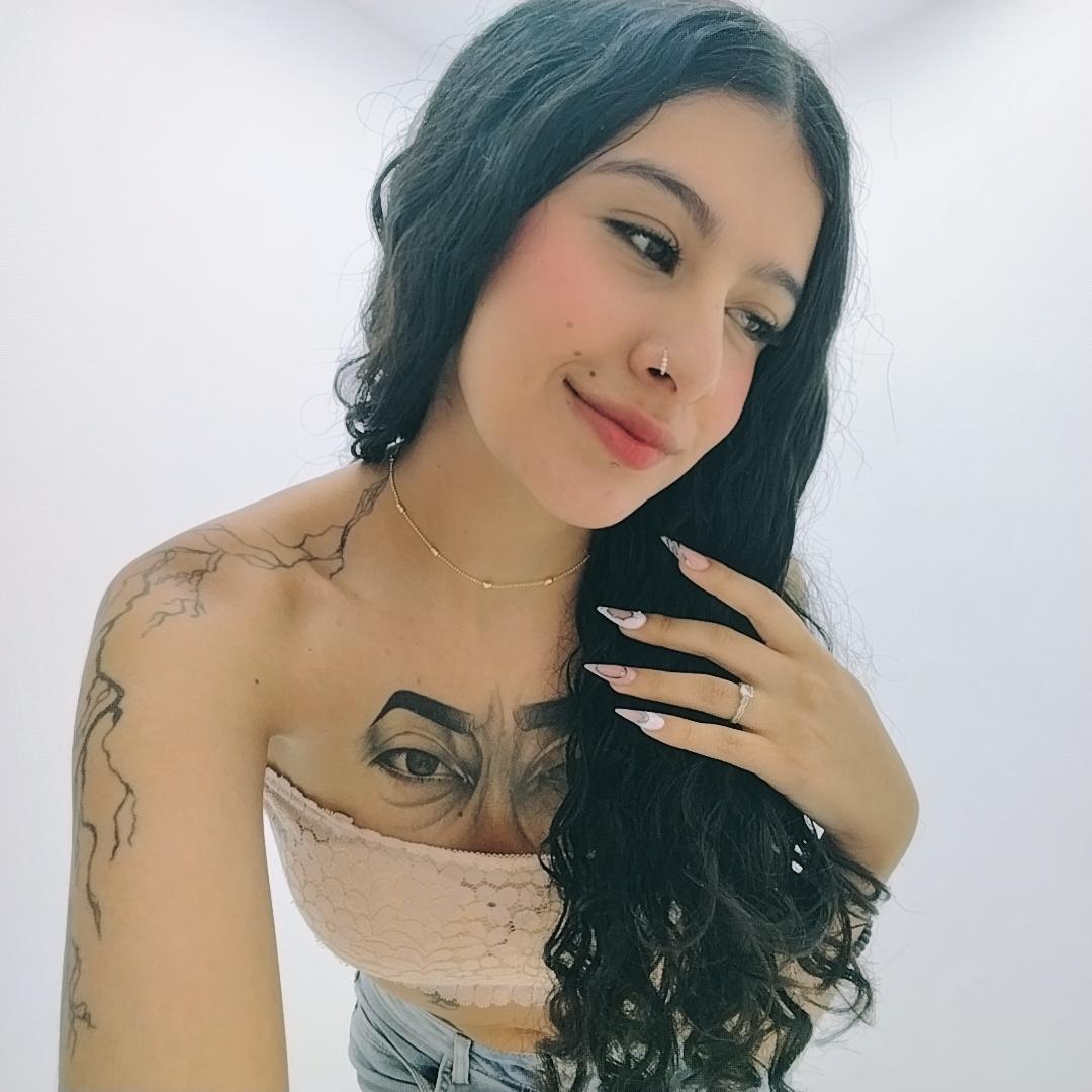 webcam model CarlaCorinas from XloveCam webcam model CarlaCorinas from XloveCam